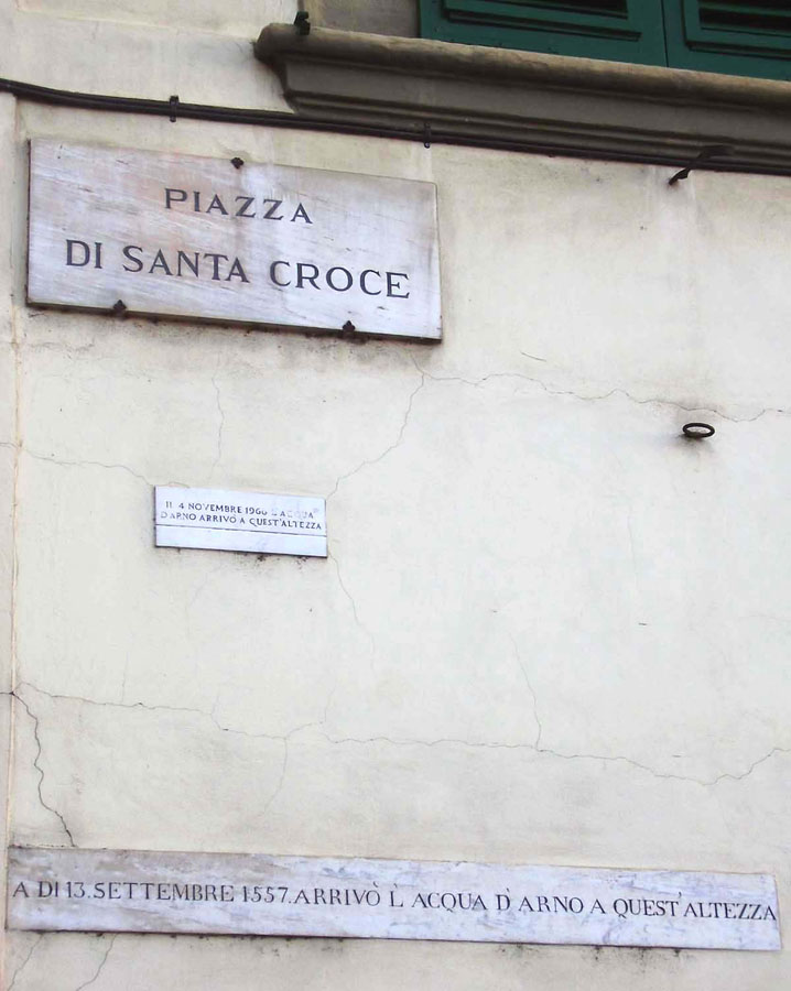 Targhe commemorative in piazza Santa Croce a Firenze
